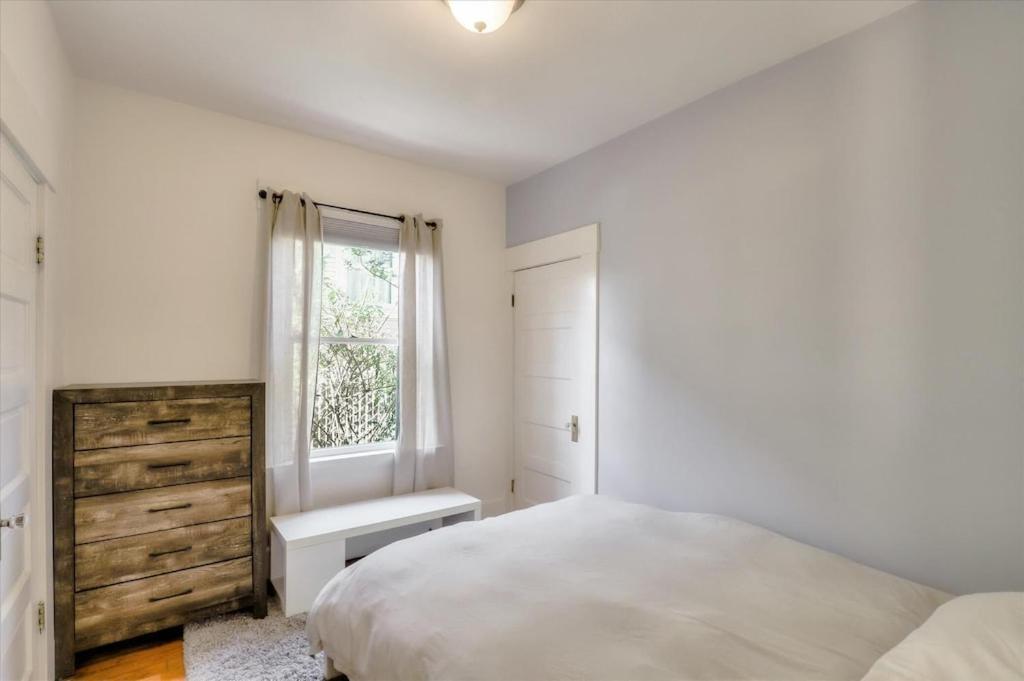 Apartment Light Filled 3 Bedrm With Enclosed Sunny Backyard Oakland