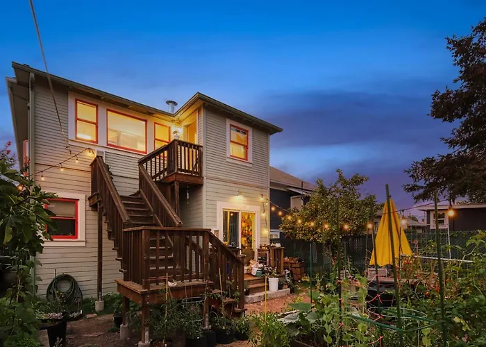 Light Filled Condo 3 Bedrm With Enclosed Sunny Backyard