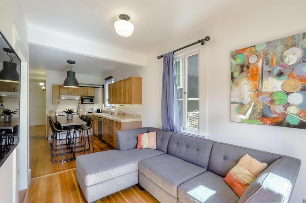 Light Filled 3 Bedrm With Enclosed Sunny Backyard Oakland