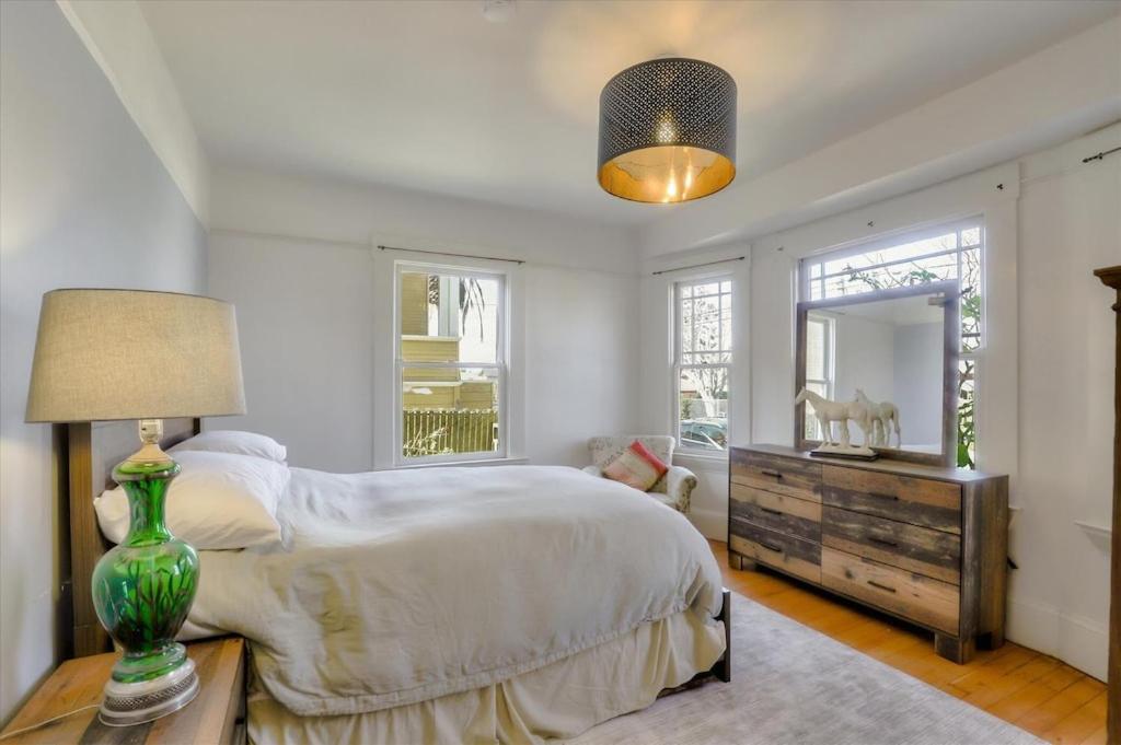 Light Filled 3 Bedrm With Enclosed Sunny Backyard Apartment Oakland