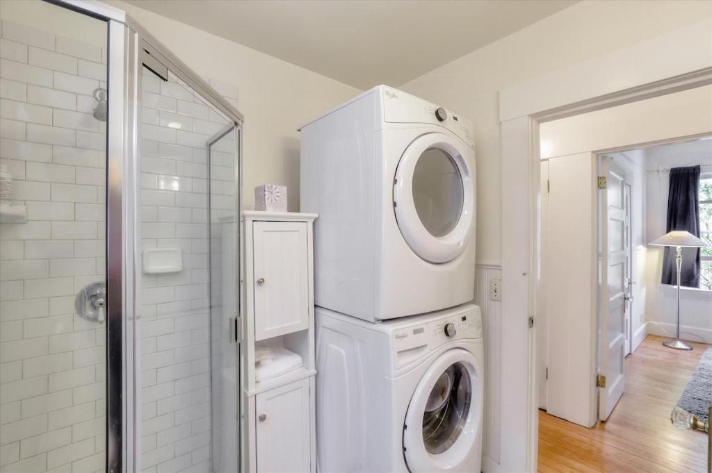 Light Filled 3 Bedrm With Enclosed Sunny Backyard Oakland